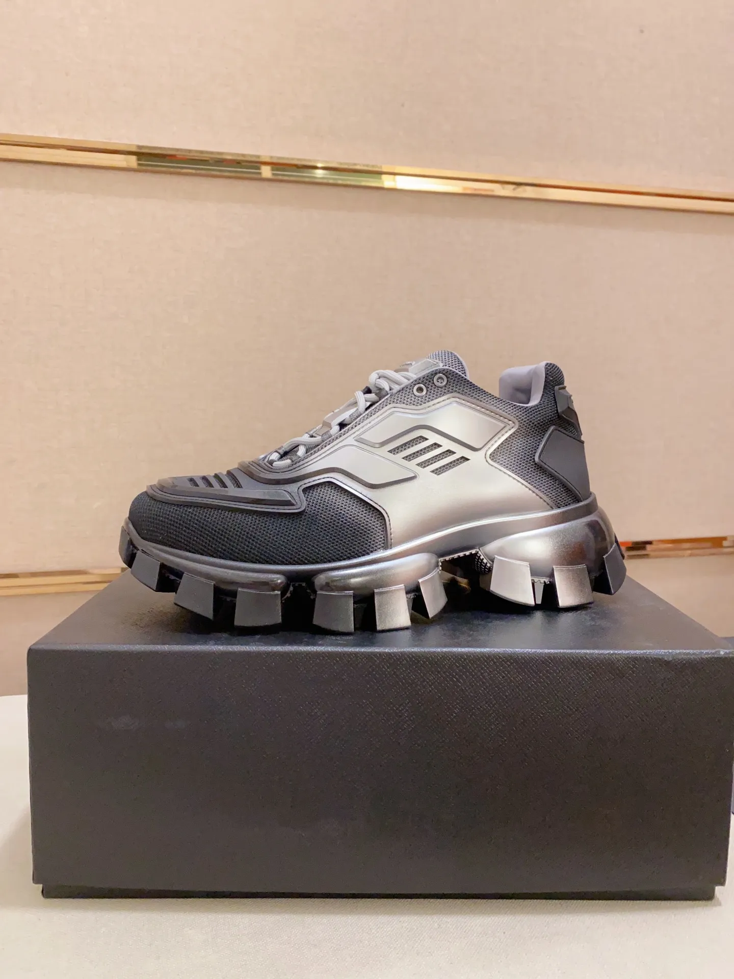 Factory price 600 men's shoes 💰 ✔️✔️✔️High version High quality new PRADA (Prada) counters are on the market simultaneously, new men's shoes, 😘fabrics are selected from first-layer cowhide. Lining: imported elastic mesh➕cowhide lining. 👍🏿High-end☄️Open-molded non-slip rubber outsole, exquisite lines, simple and elegant, comfortable and high-end for leisure travel. Number of yards: 38 to 44.